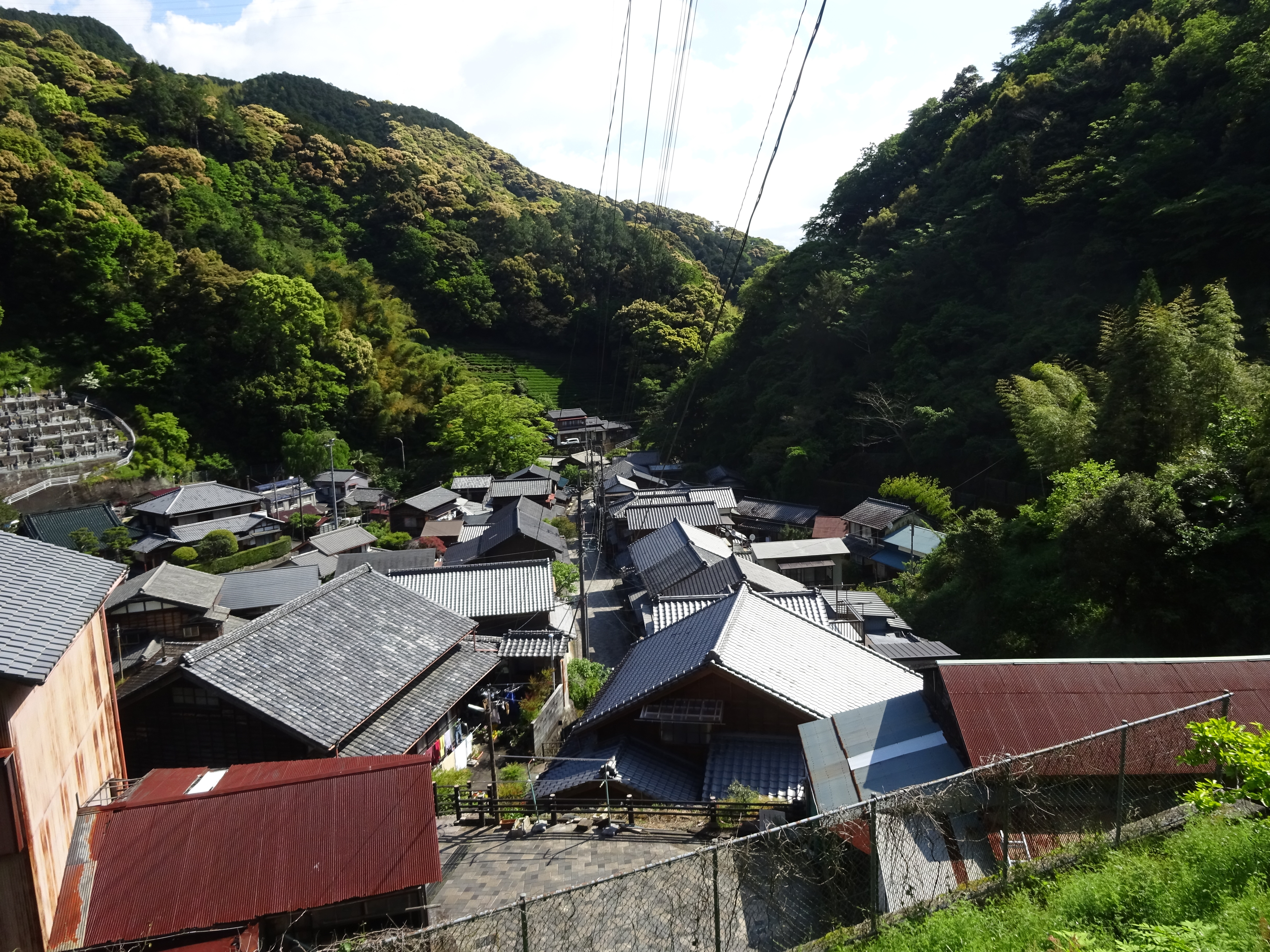 写真:宇津ノ谷　峠道からのまちなみ