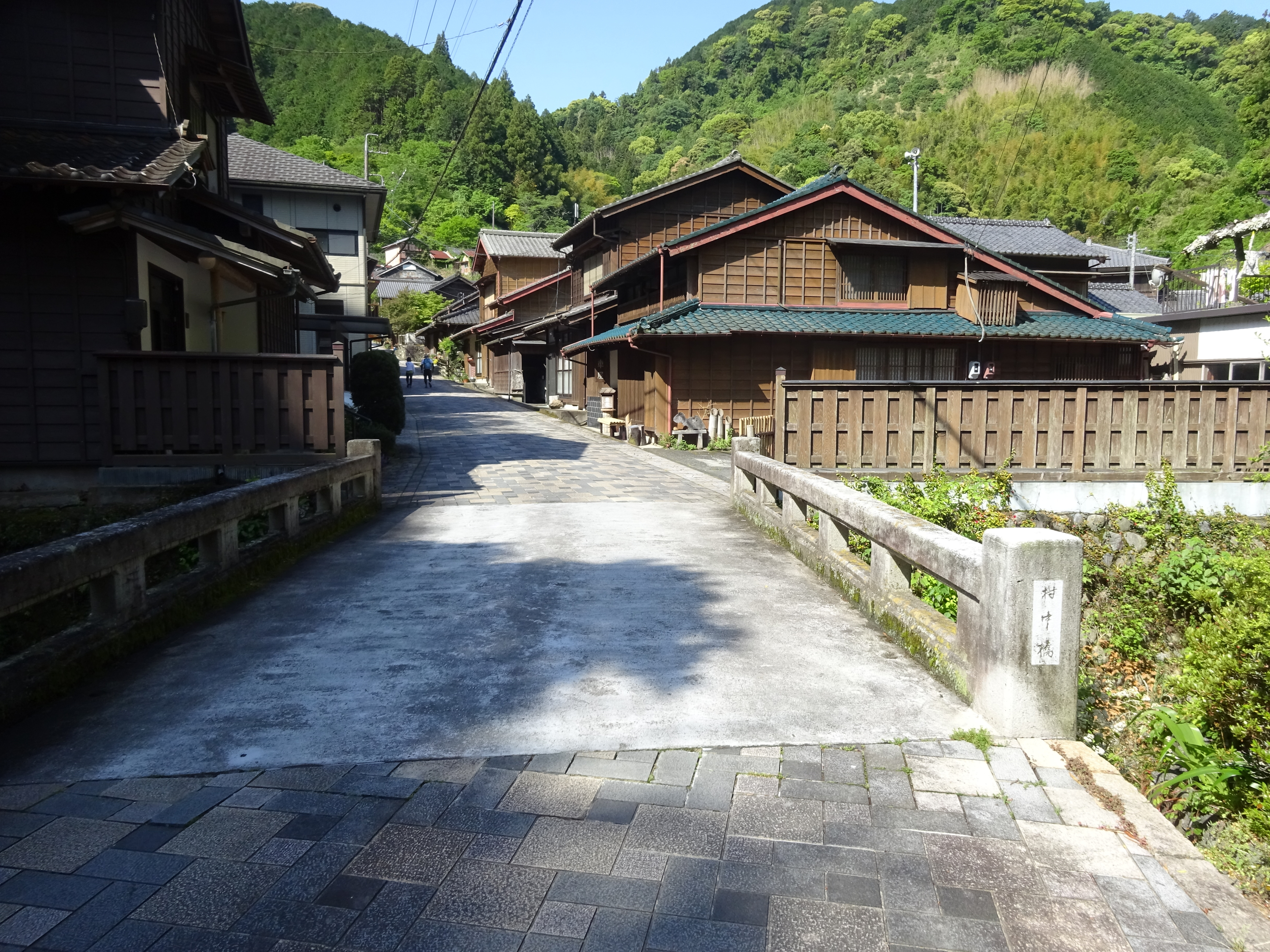 写真:宇津ノ谷　橋とまちなみ